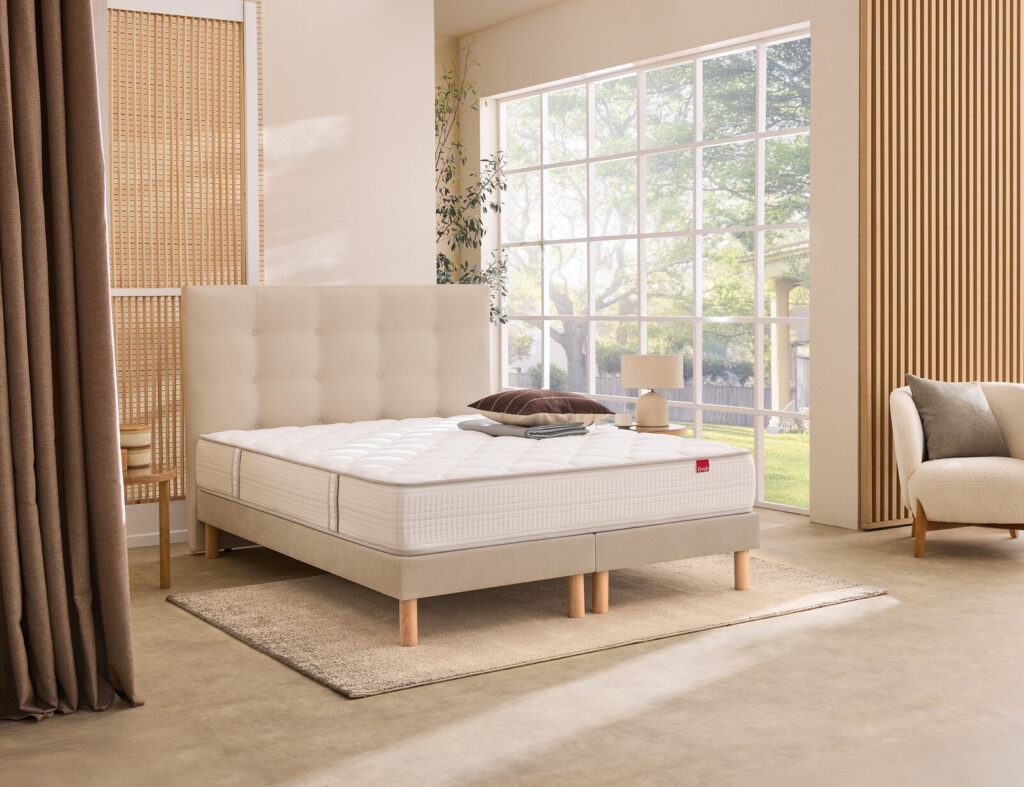 Matelas Épéda Poésie sur un lit dans une chambre