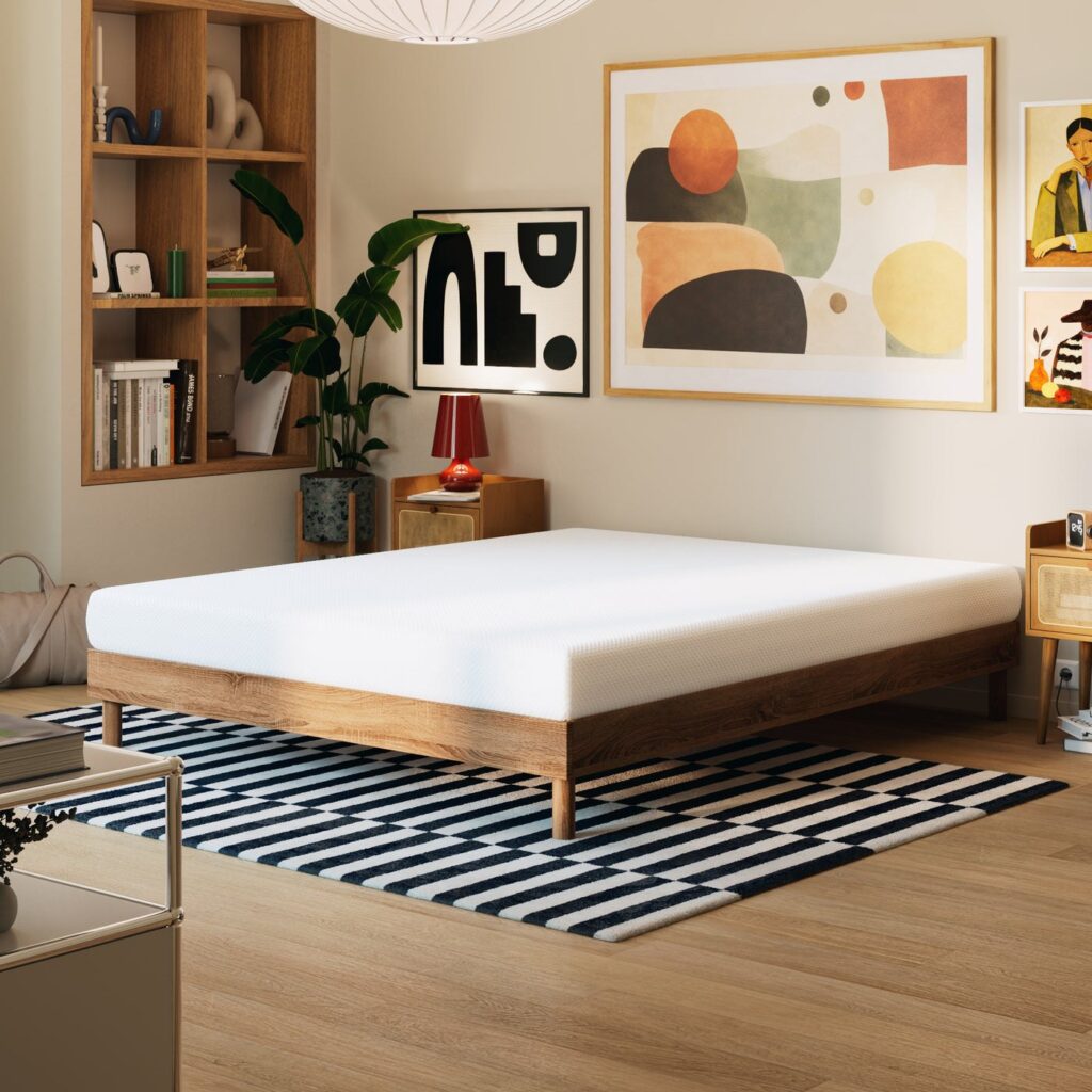 Matelas Hypnia Essentiel sur un lit dans une chambre