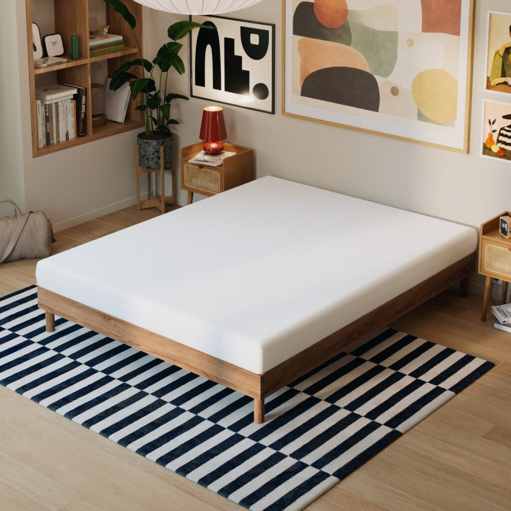 Matelas Hypnia Essentiel sur un lit en bois dans une chambre, vue de face