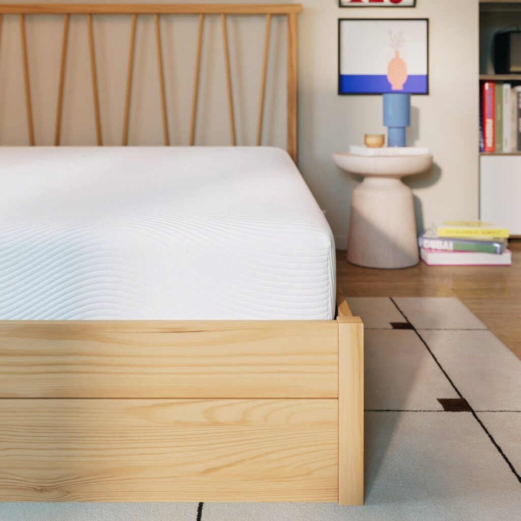 Matelas Hypnia Hybride Essentiel vu du pied du lit dans une chambre