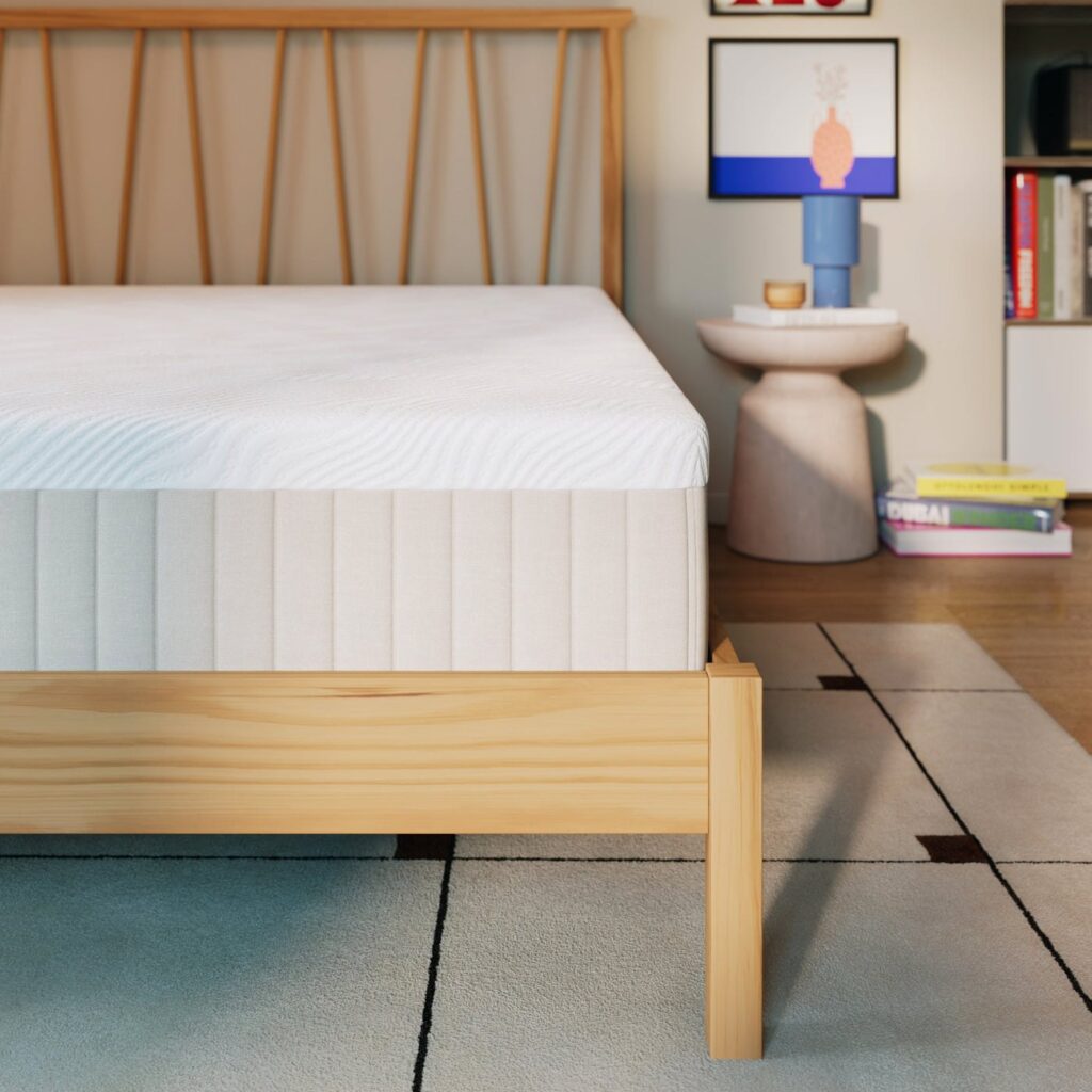 Matelas Hypnia Latex Hybride sur un lit dans une chambre