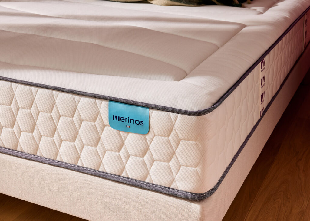 Mérinos Beauty Bed, gros plan sur la bande latérale et l'étiquette de la marque