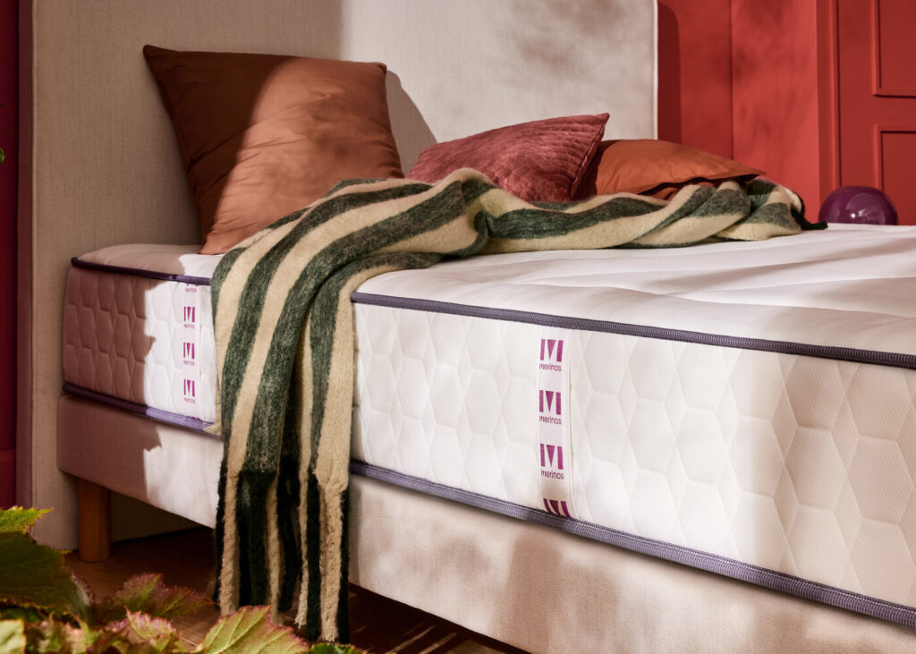 Mérinos Beauty Bed, vue rapprochée du côté du matelas sur son sommier