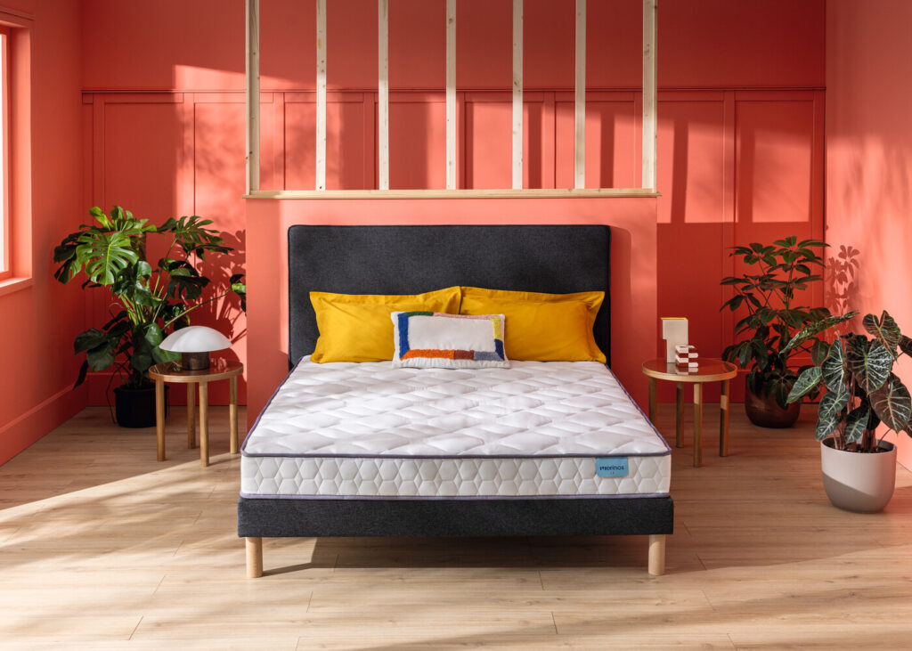 Matelas Mérinos Happy Lit sur un lit double dans une chambre corail