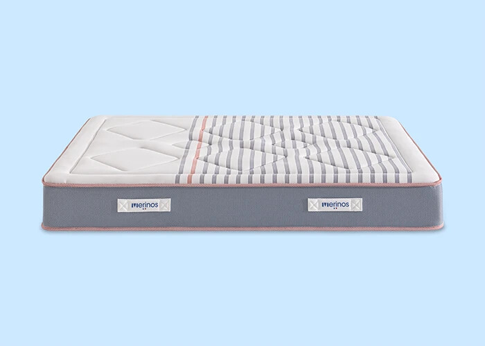 Matelas Mérinos Marinière Iconique vu de face, tissu rayé et liseré rouge
