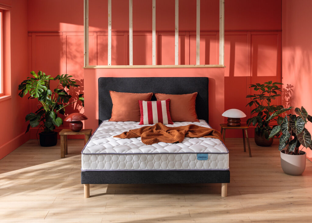 Matelas Mérinos Morning Routine sur un lit double dans une chambre corail