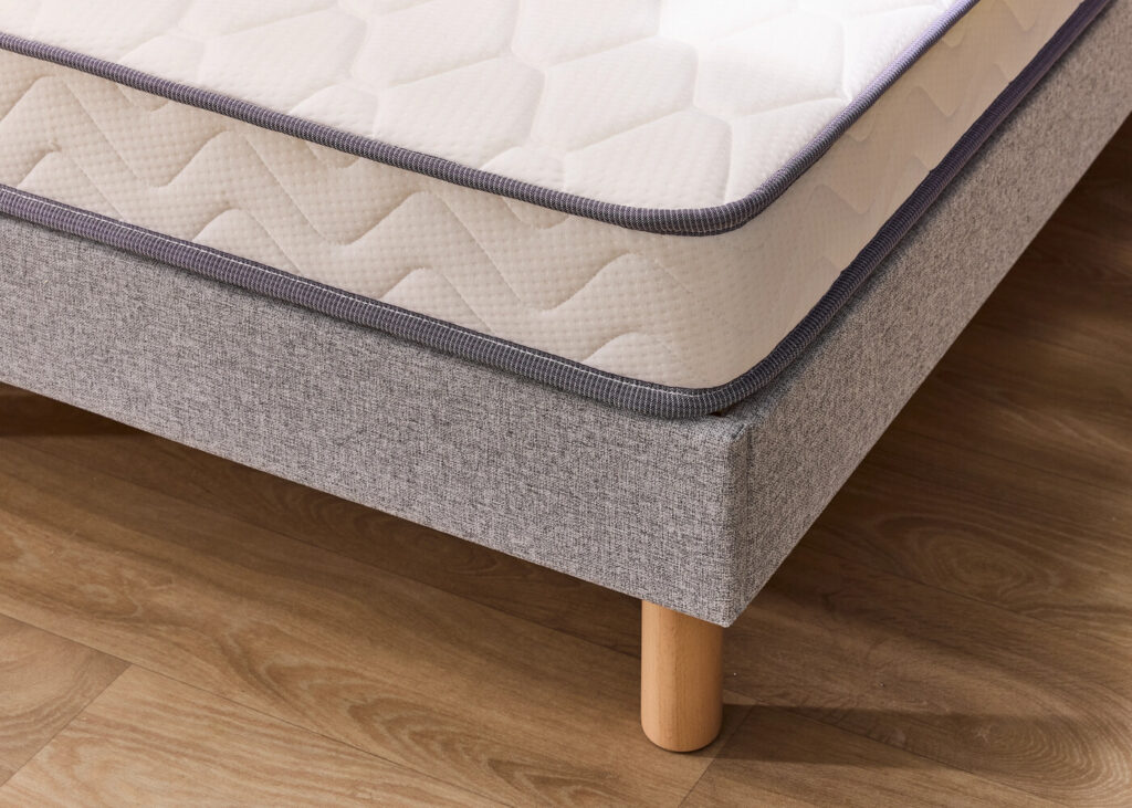Mérinos Positive Lit, gros plan sur l'angle et le tissu matelassé
