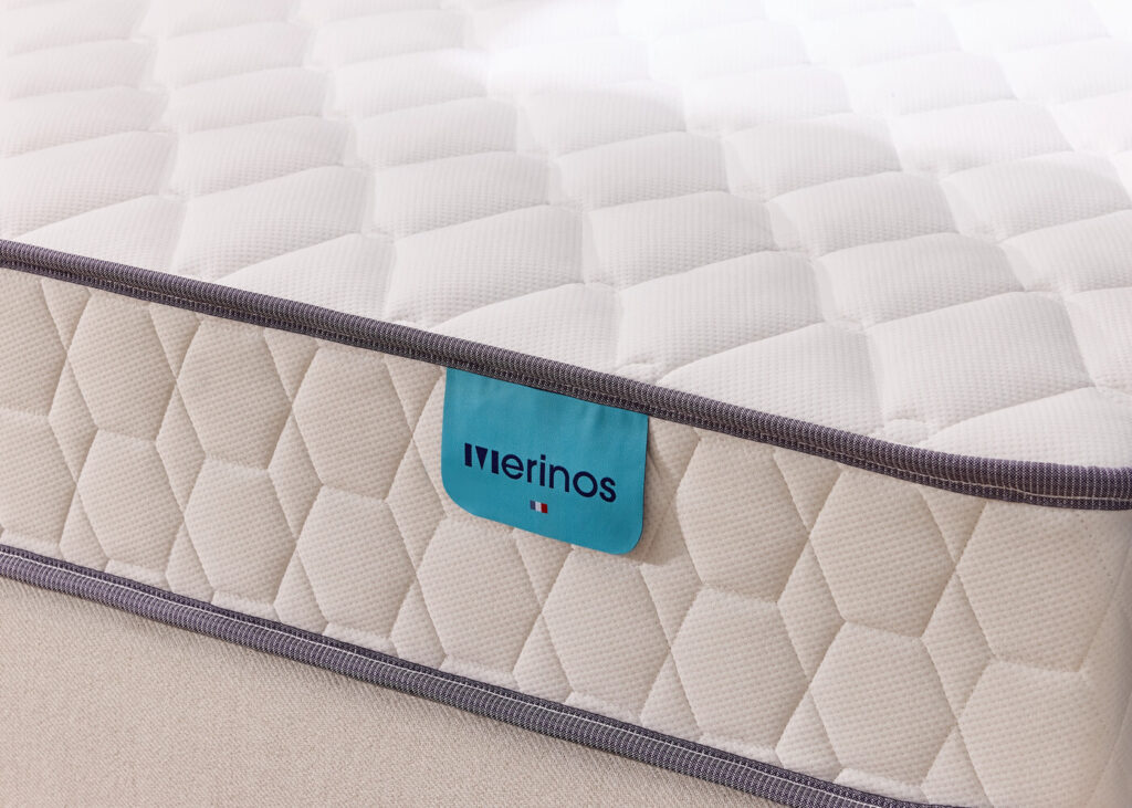 Mérinos Well Bed, gros plan sur la bande latérale et l'étiquette de la marque