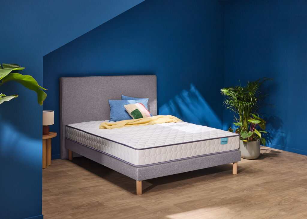 Matelas Mérinos Well Bed dans une chambre sous les toits