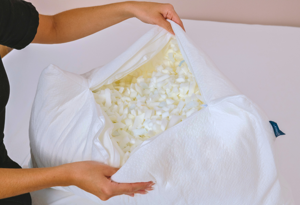 Oreiller Lune Slome posé à plat avec sa taie en percale