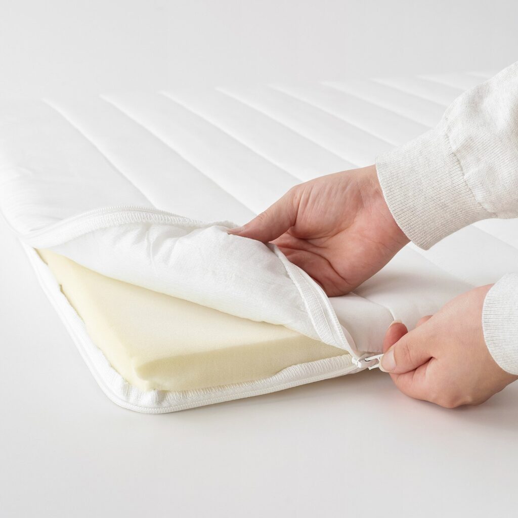 Surmatelas IKEA NÄSFJÄLLET, housse ouverte montrant la mousse