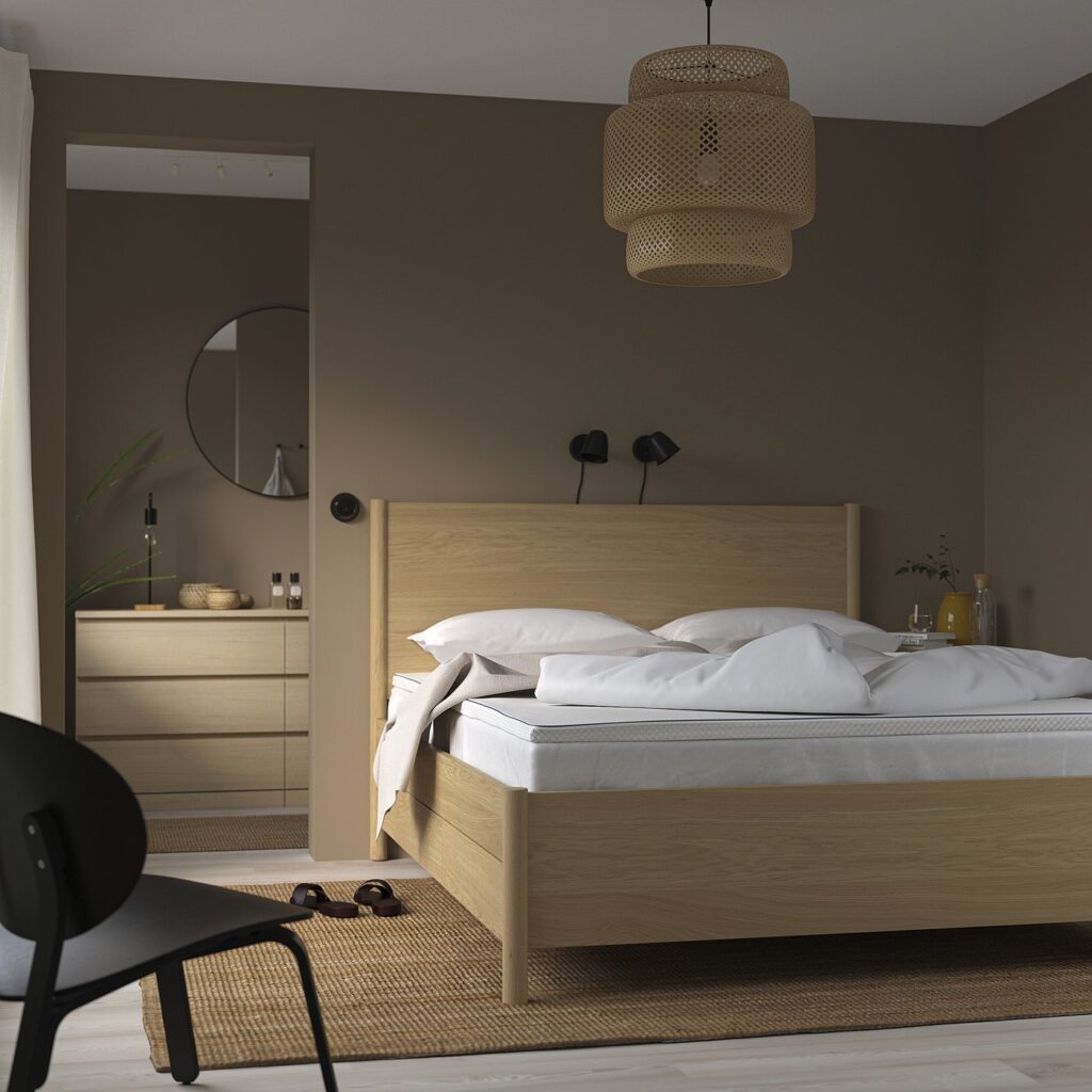 Surmatelas IKEA NÄSTABERG installe sur un lit dans une chambre
