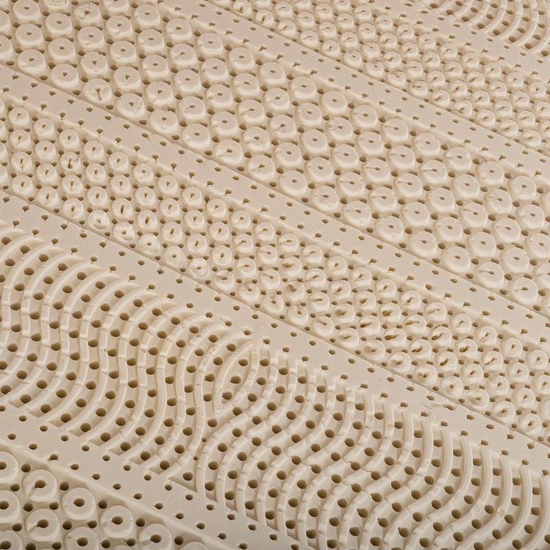 Gros plan sur le bloc de latex naturel perforé utilisé par Noctéa