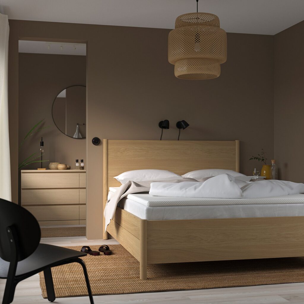 Surmatelas IKEA NORDBERGET installé sur un lit dans une chambre