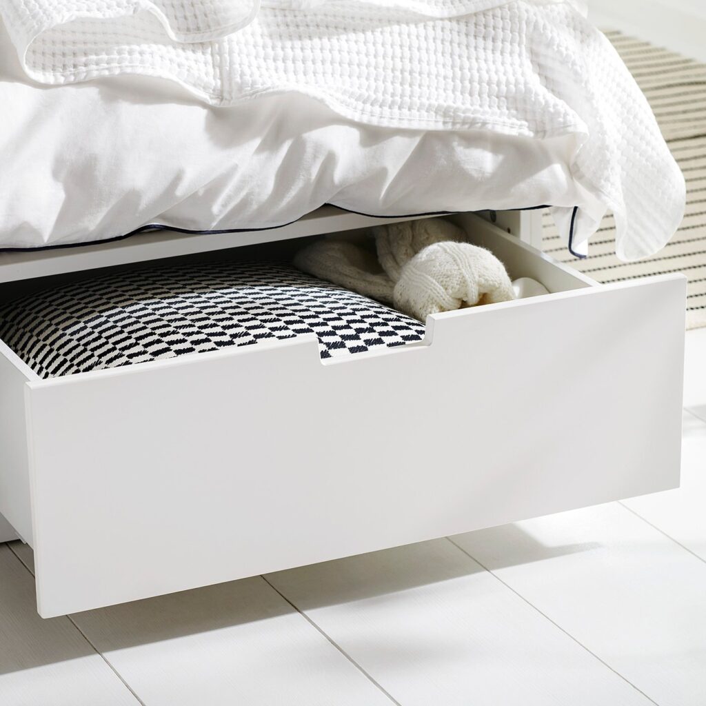 Cadre de lit IKEA NORDLI installé dans une chambre