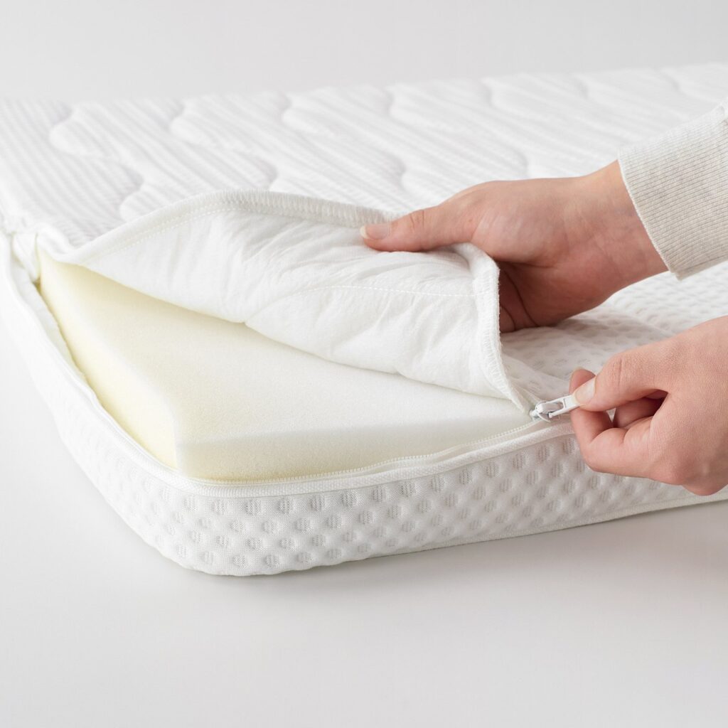 Surmatelas IKEA NORRSELE, housse ouverte montrant la mousse