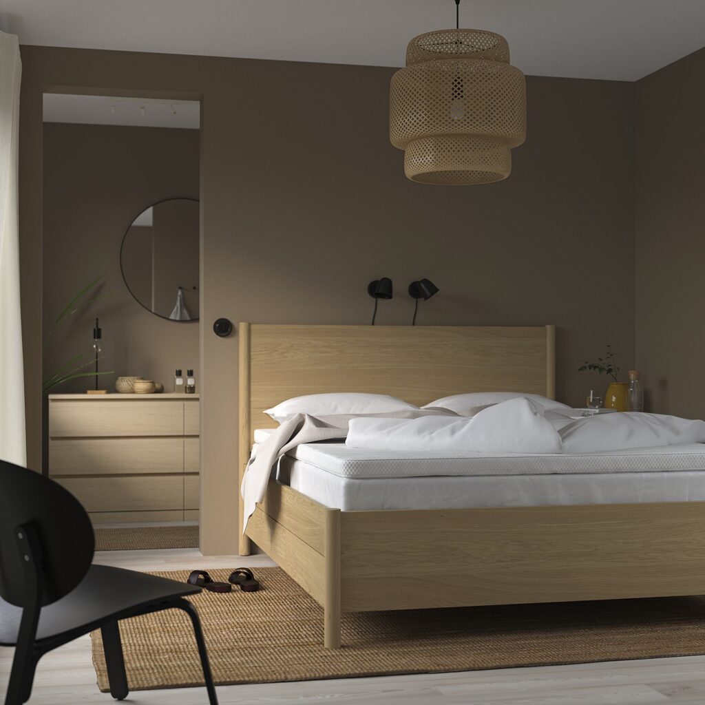 Surmatelas IKEA NORRSELE installe sur un lit dans une chambre