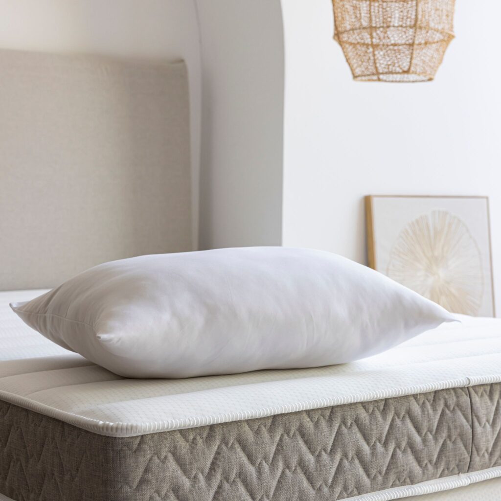 Oreillers fermes Someo installés sur un lit fait