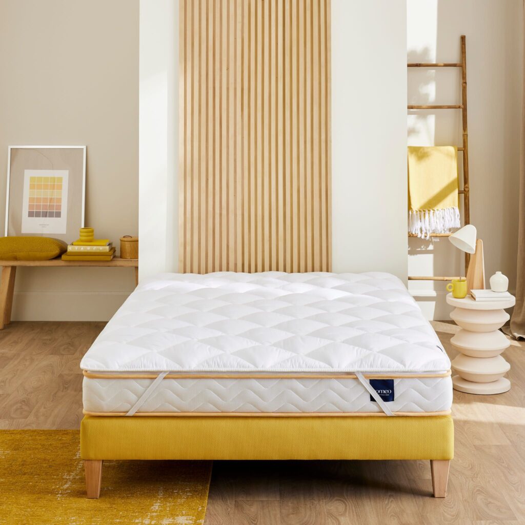 Surmatelas Someo Ouate Aurore installé sur un lit, vue d’ambiance