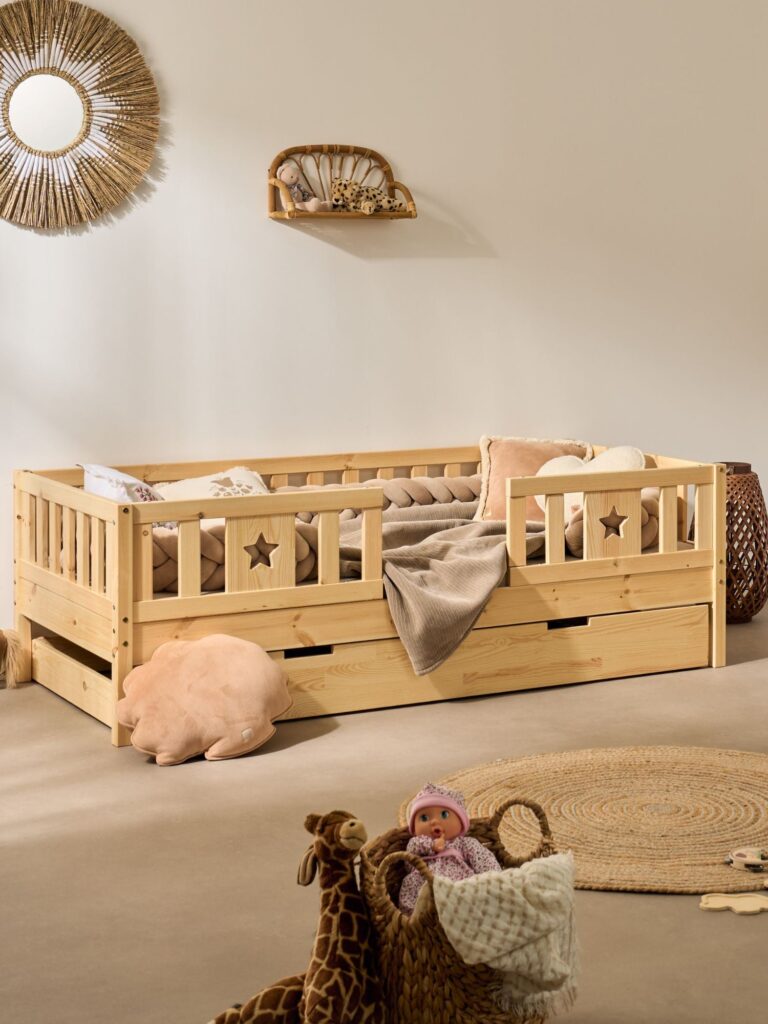 Lit Montessori évolutif Barcelone avec deux barrières étoile et un tiroir
