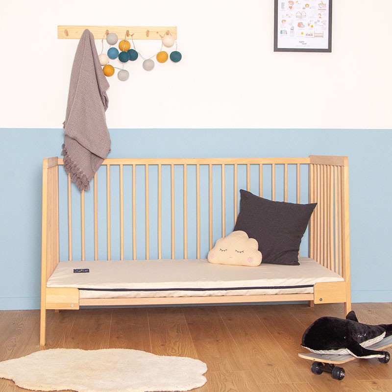 Matelas bébé déhoussable Le Petit Cosme dans un lit à barreaux
