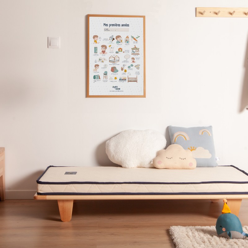 Matelas bébé Le Petit Cosme sur une banquette dans une chambre d'enfant
