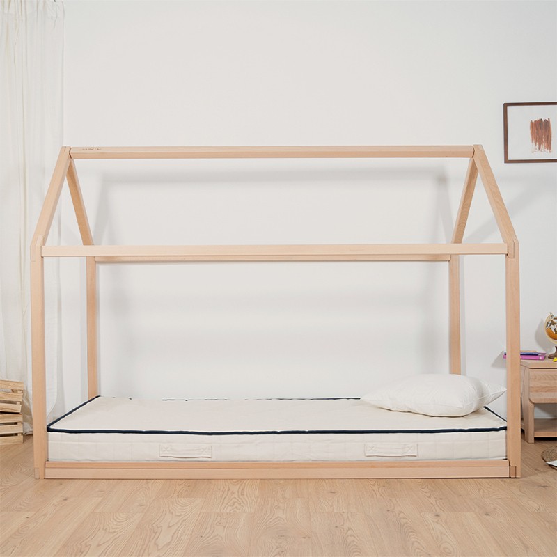 Matelas enfant Le Petit Cosme dans un lit cabane au sol