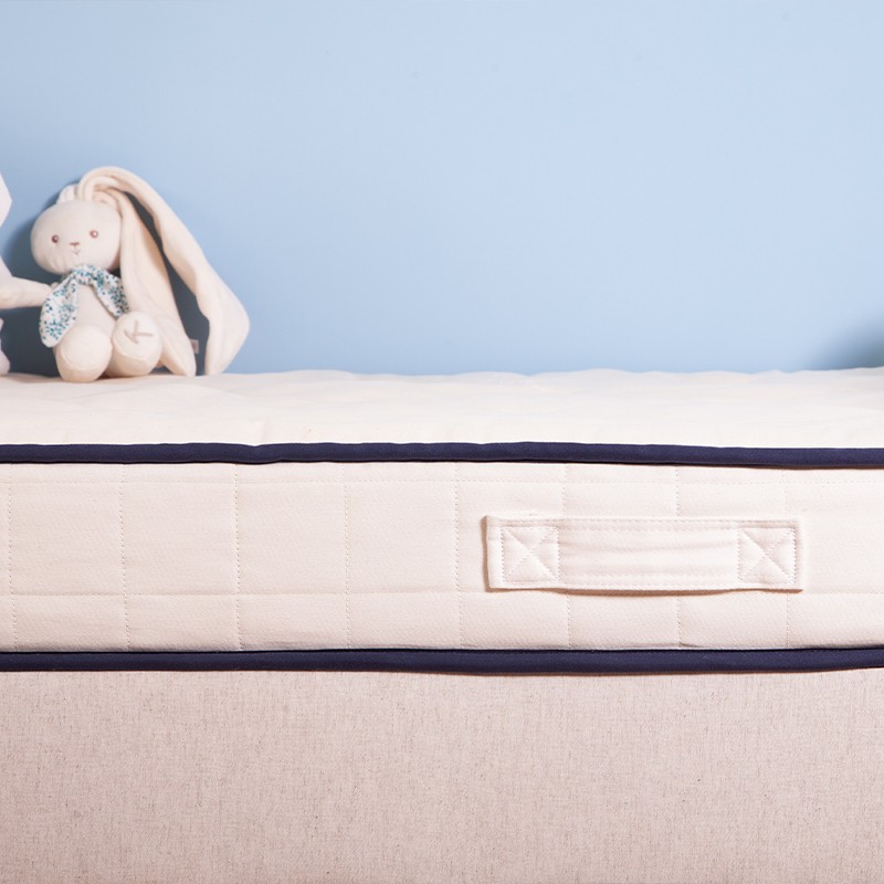 Le Petit Cosme Enfant : tranche du matelas et poignée cousue