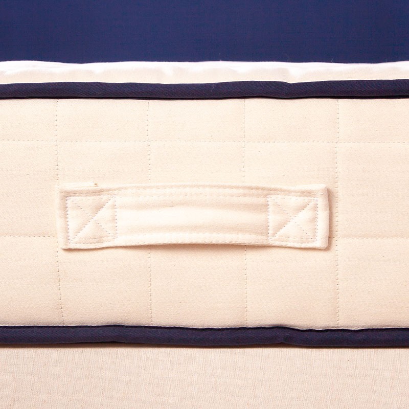 Poignée de manutention sur le côté du matelas Cosme Latex et Ressorts Ferme