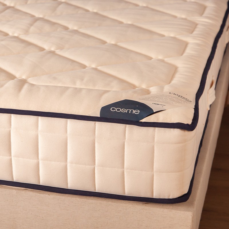 Cosme Latex et Ressorts Moelleux : angle du matelas et capitonnage