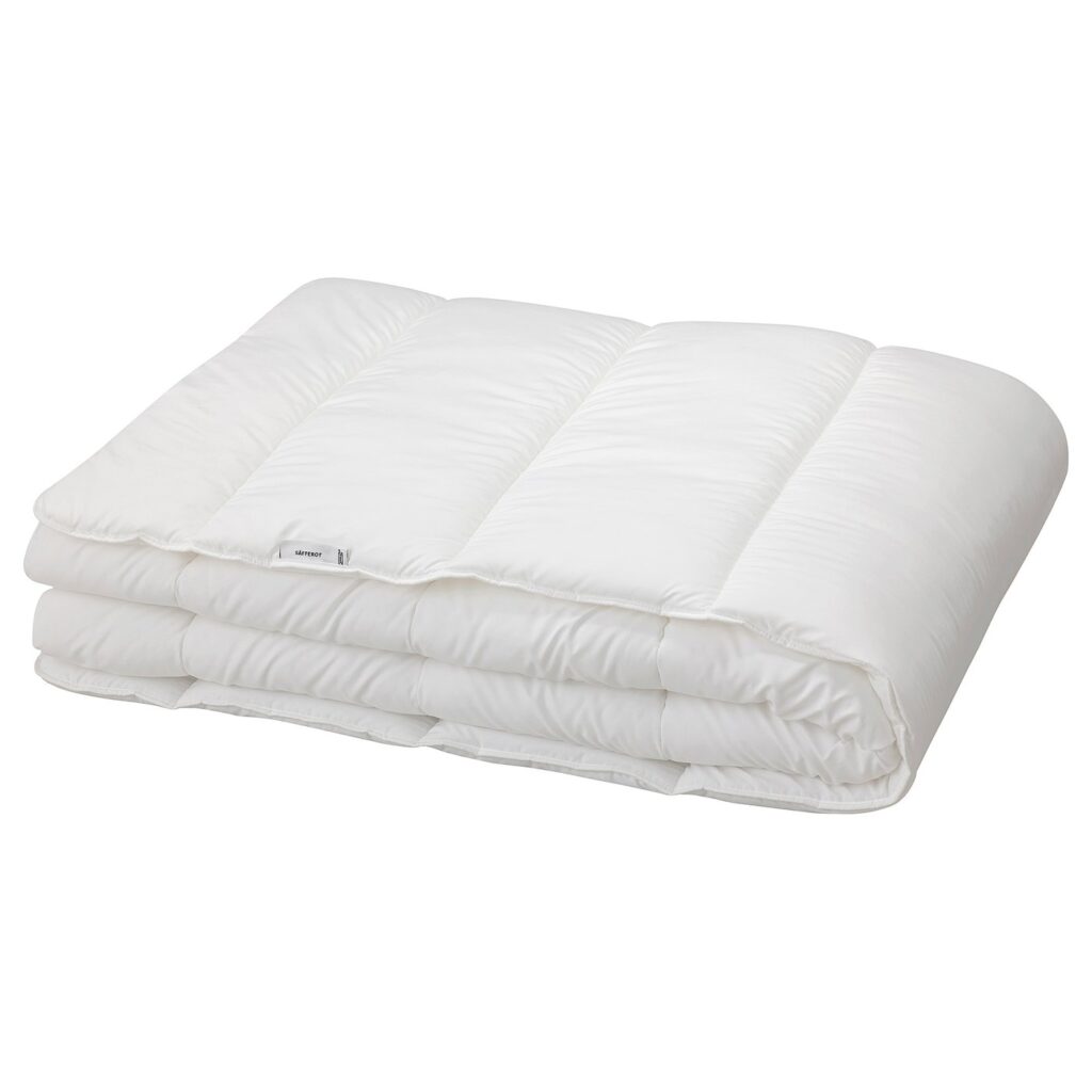 Couette IKEA SÄFFEROT blanche pliée, vue d'ensemble du produit
