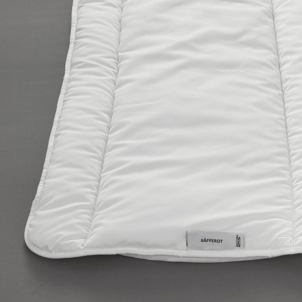 Gros plan de la couette IKEA SÄFFEROT matelassée et de son étiquette