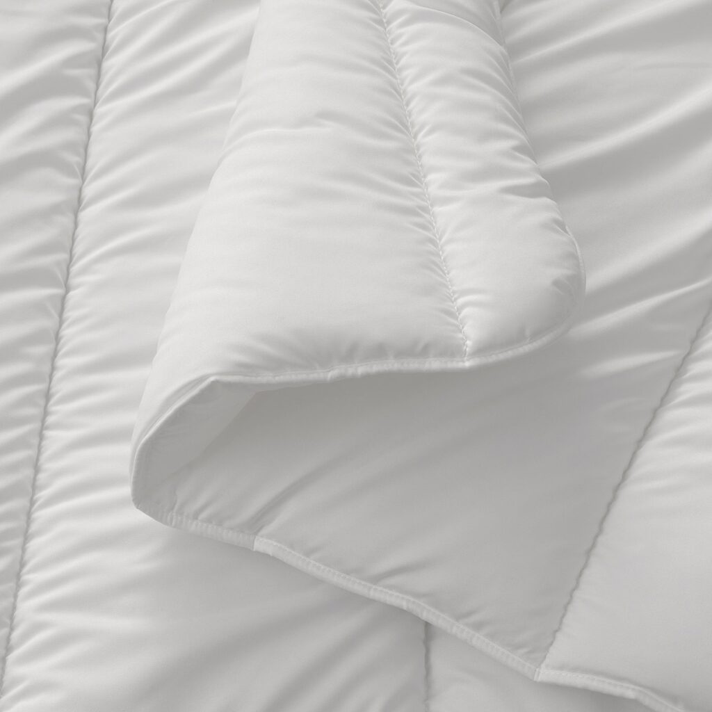 Gros plan du tissu en microfibre de la couette IKEA SÄFFEROT