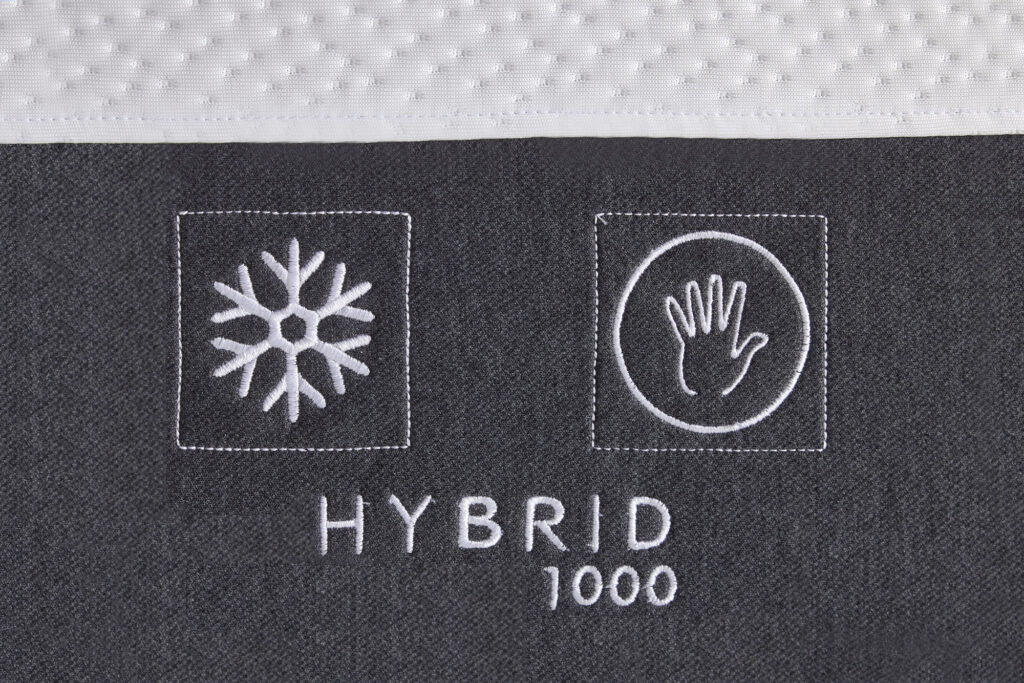 Serta Hybrid 1000 – étiquette brodée du modèle sur la bande latérale