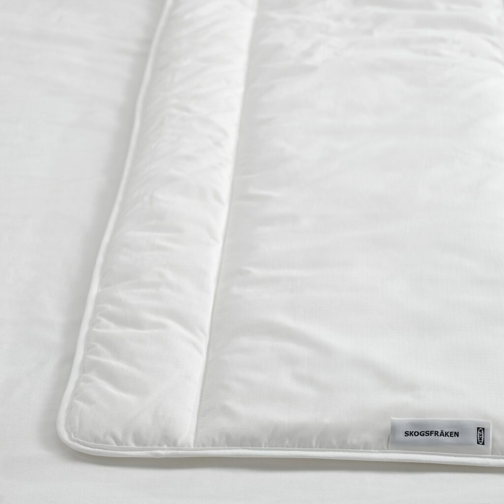 Couette IKEA SKOGSFRÄKEN chaude en 240x220 cm