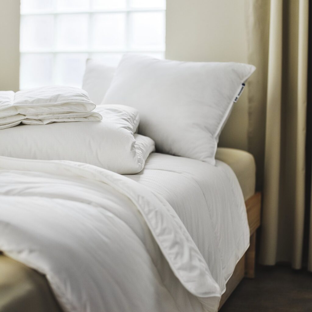 Couette IKEA SKOGSFRÄKEN sur un lit avec des oreillers blancs