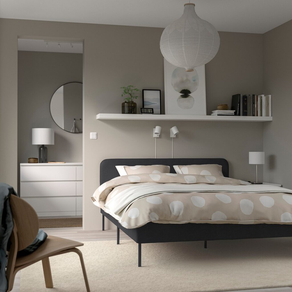 Cadre de lit matelassé IKEA SLATTUM, vue de trois quarts