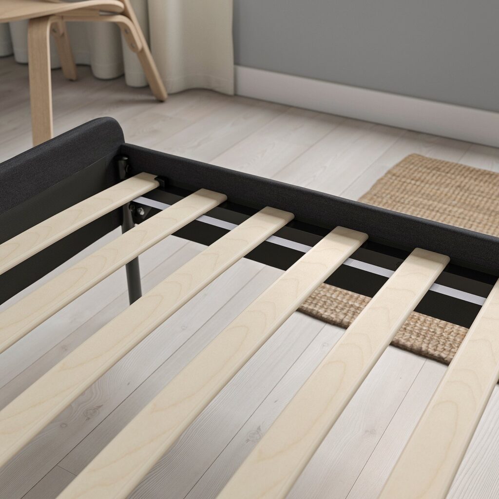 Cadre de lit matelassé IKEA SLATTUM installé dans une chambre