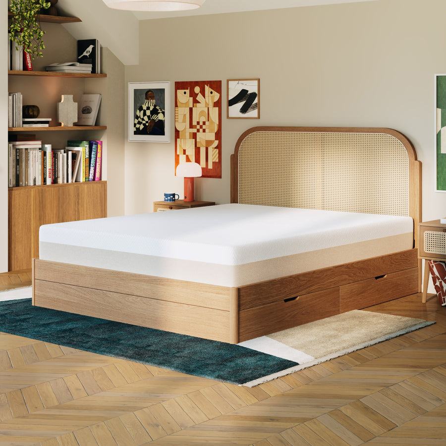 Matelas Slome Latex Premium sur un lit en bois dans une chambre