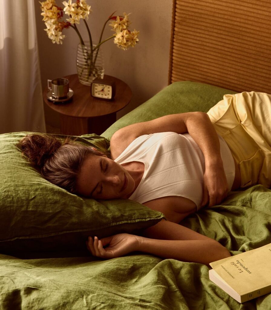 Femme endormie sur un matelas Tediber Grand Ours