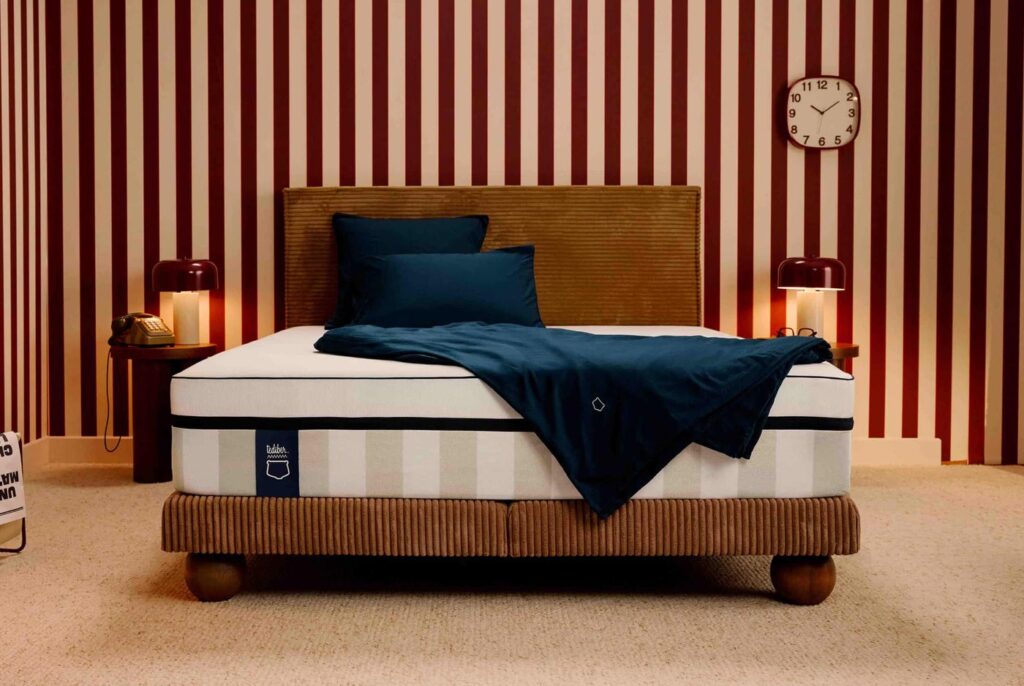 Matelas Tediber Hybride Infinite dans une chambre à rayures