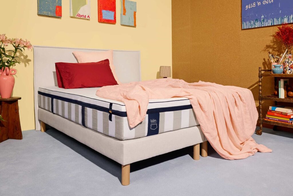 Matelas Tediber Hybride sur un lit dans une chambre colorée