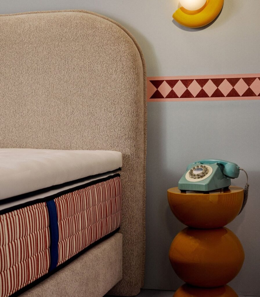 Côté rayé du matelas Tediber Signature au pied d'une tête de lit