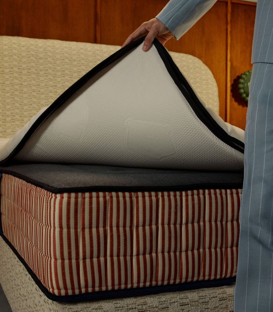Surmatelas du Tediber Signature soulevé au-dessus de la base
