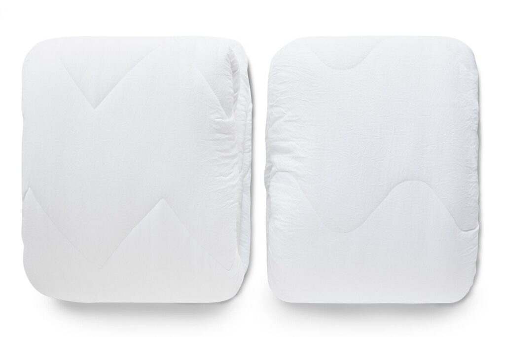 Les deux couches de la couette 4 saisons Mello côte à côte