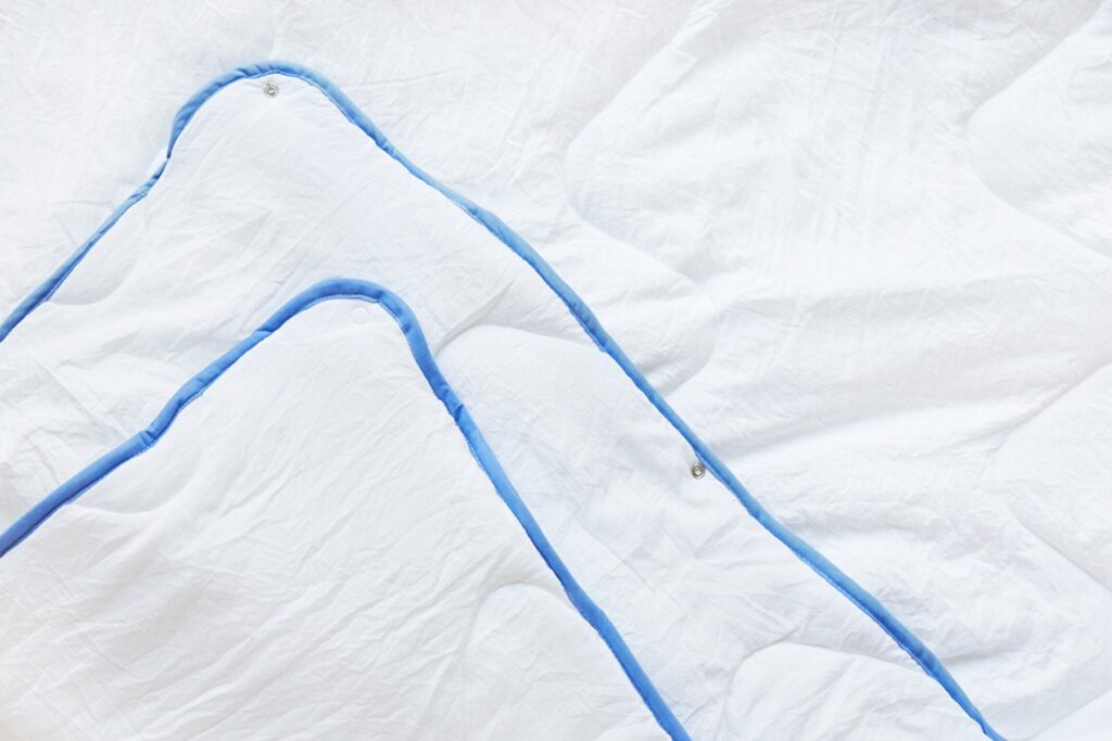 Passepoil bleu et surpiqûres de la couette 4 saisons Mello