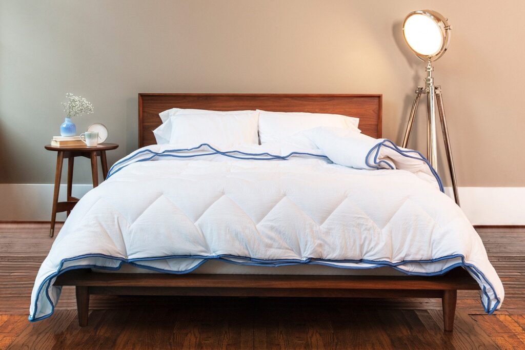 Couette 4 saisons Mello sur un lit double