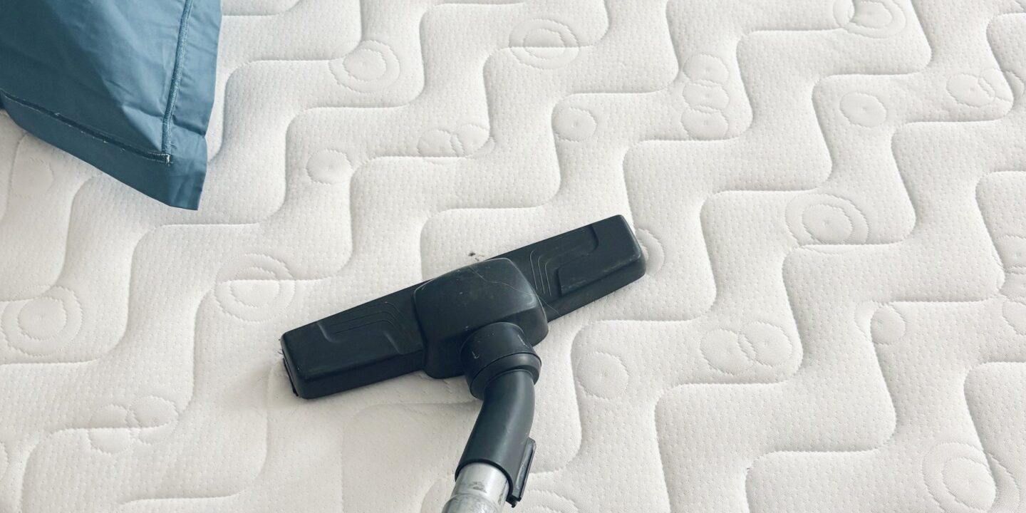 Embout d'aspirateur nettoyant la surface d'un matelas matelassé