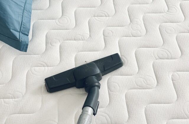 Embout d'aspirateur nettoyant la surface d'un matelas matelassé
