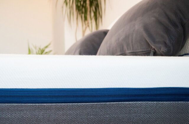 Vue basse sur le bord et les coutures d'un matelas